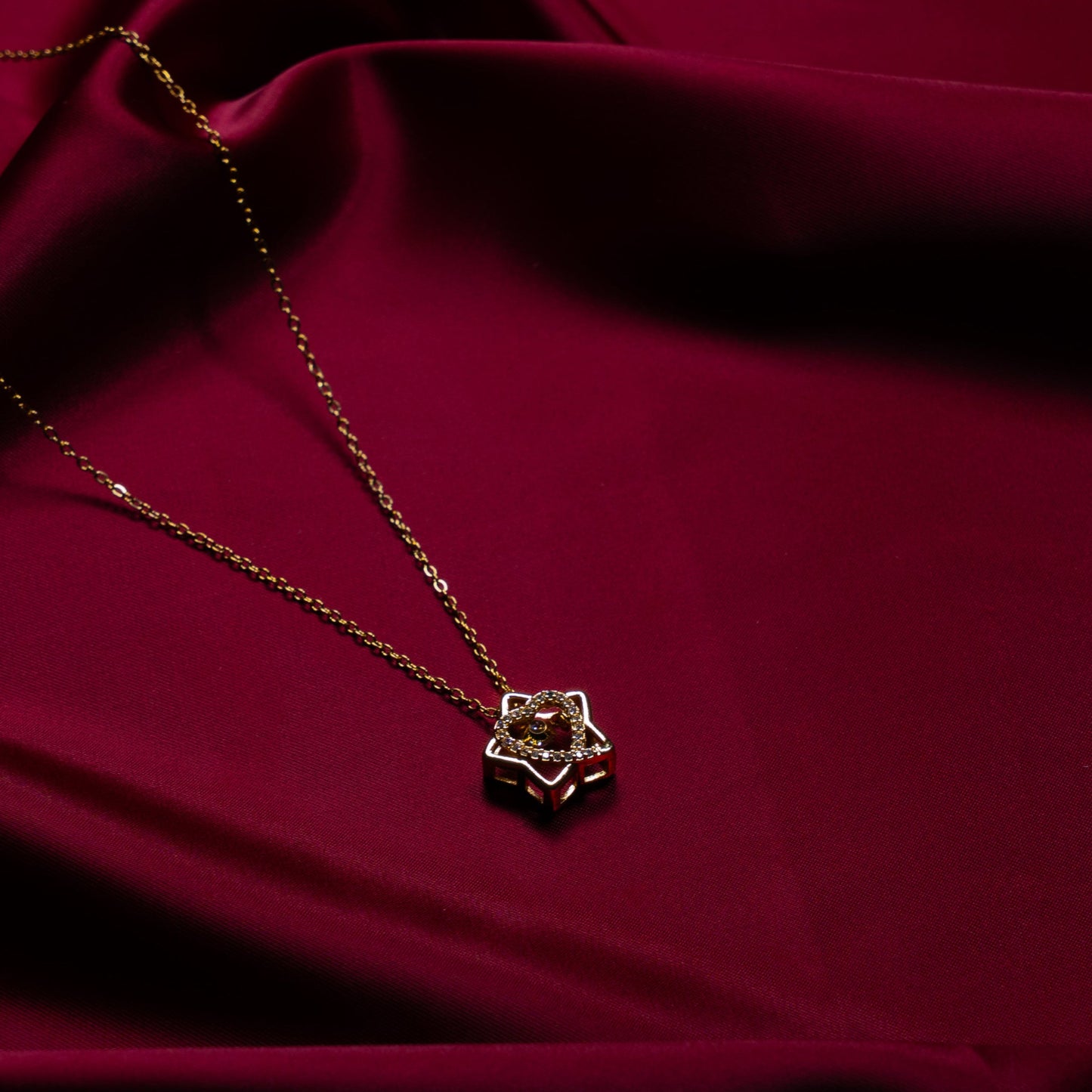 Zirkon Taşlı Kalp Detaylı Gold Çelik Kolye