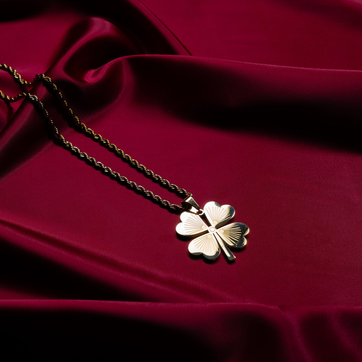 Yonca Figürlü Çelik Kolye