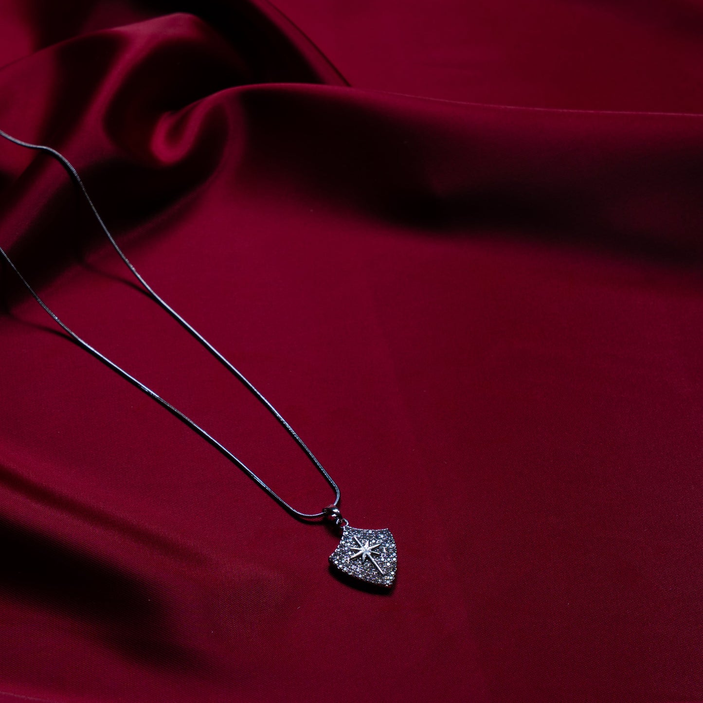 Kalkan Formlu Yıldız Detaylı İnce Zincir Kolye