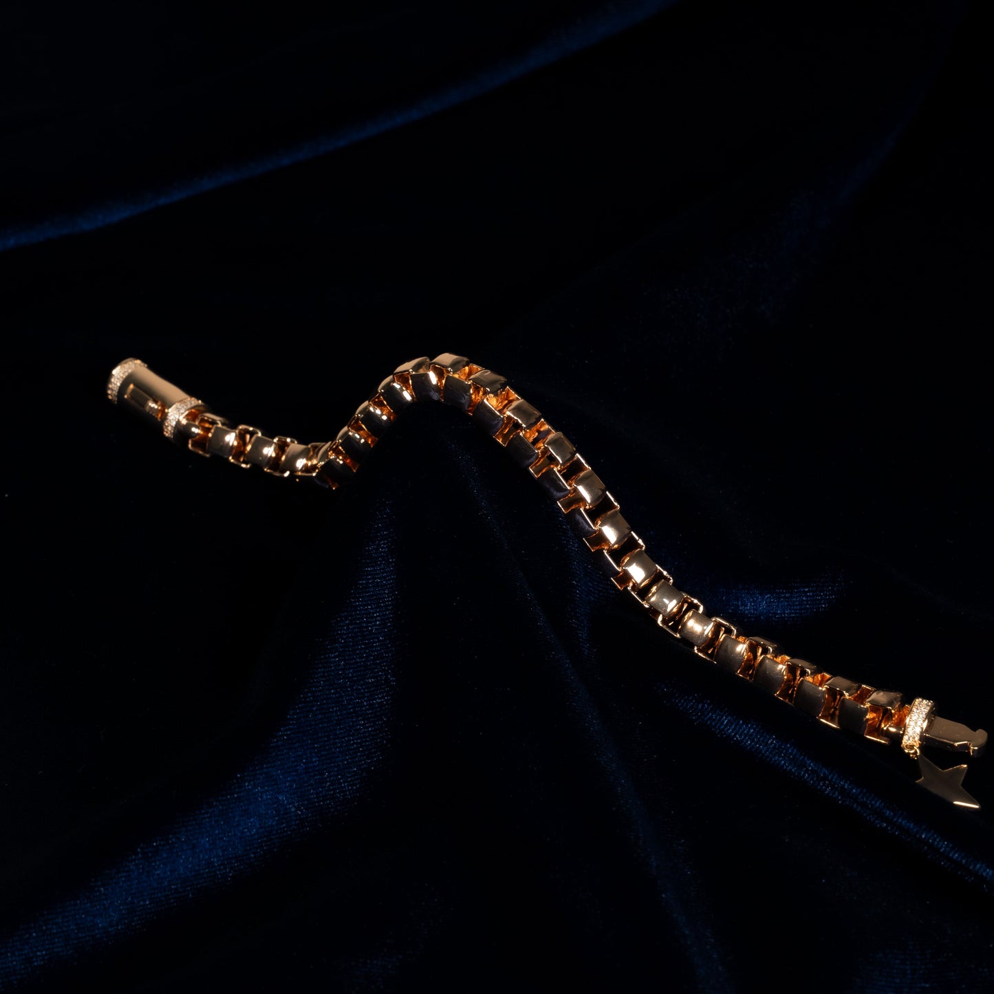 Gold Tonlu Kare Form Zincir Bileklik