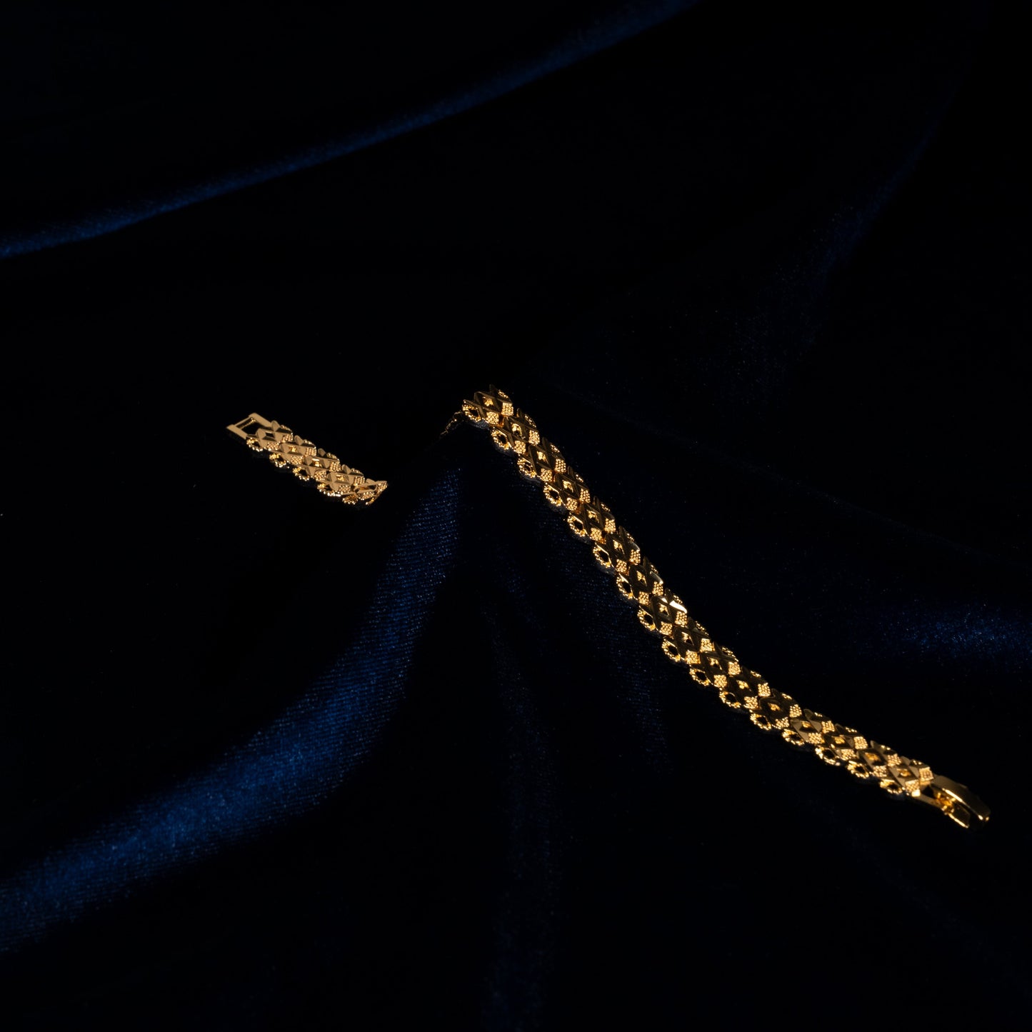 Gold Tonlu Örgü Desenli Şık Bileklik