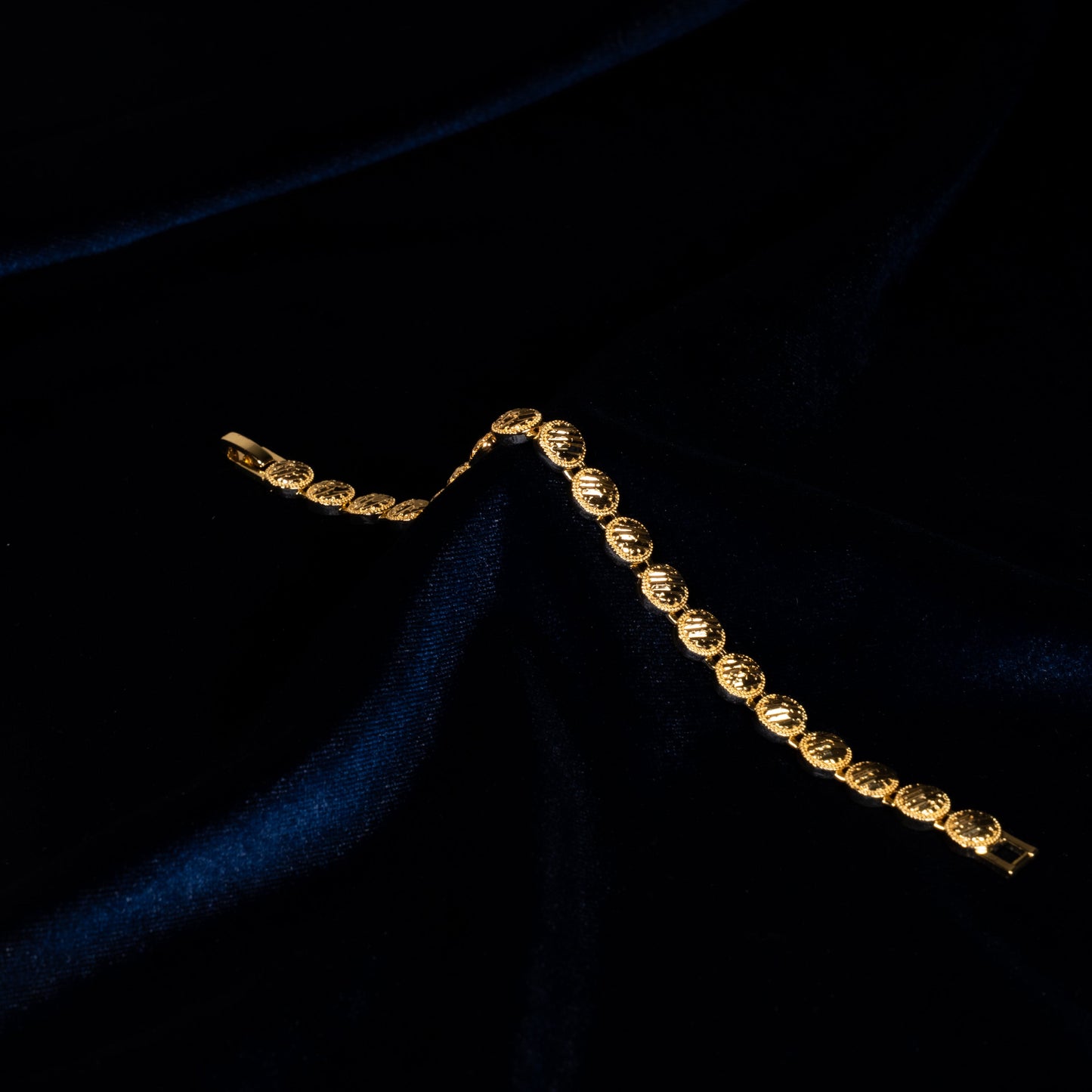 Oval Form Detaylı Şık Bileklik