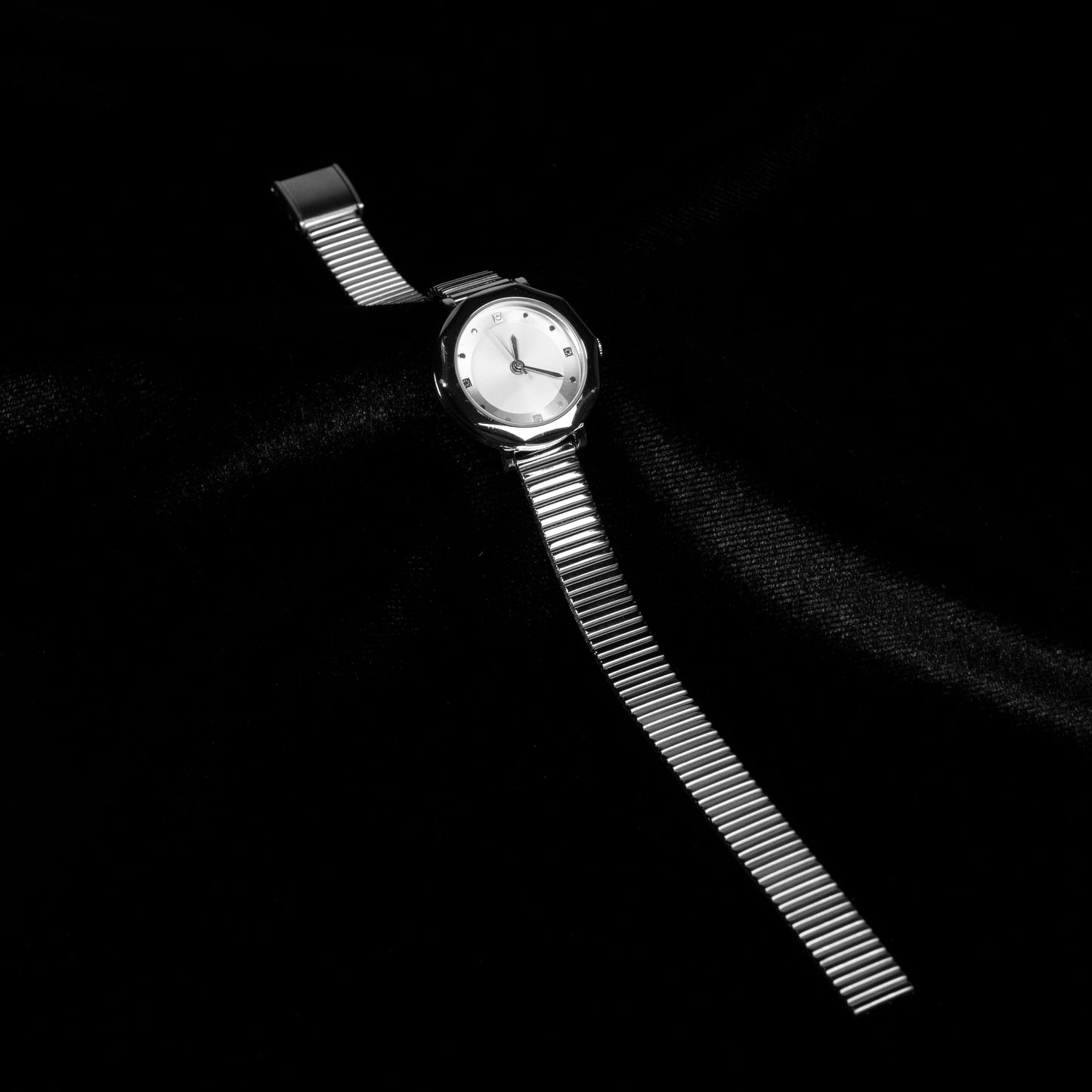 İnce Bilezik Detaylı Yuvarlak Kasa Zarif Saat