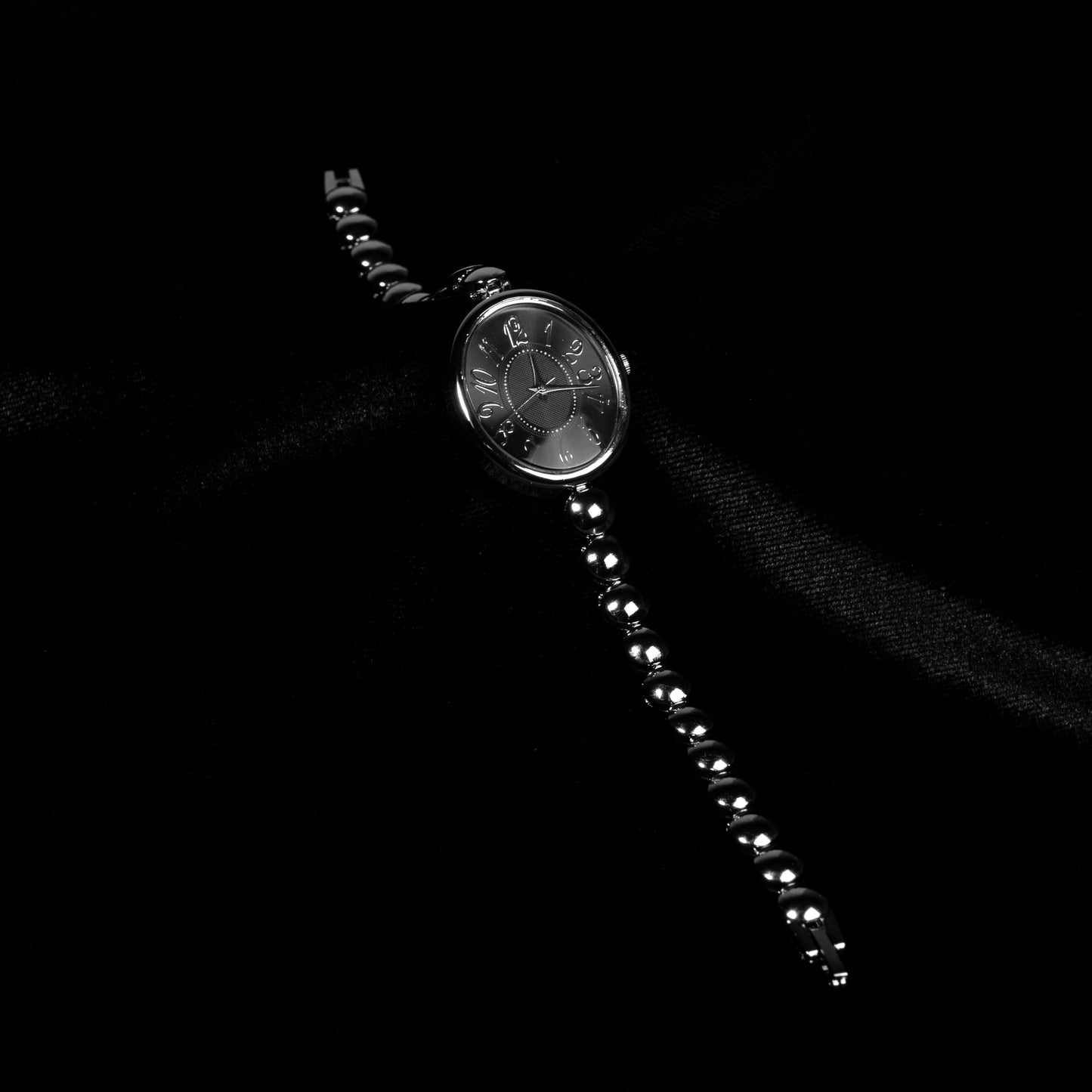 Boncuk Bilezikli Oval Kasa Modern Saat