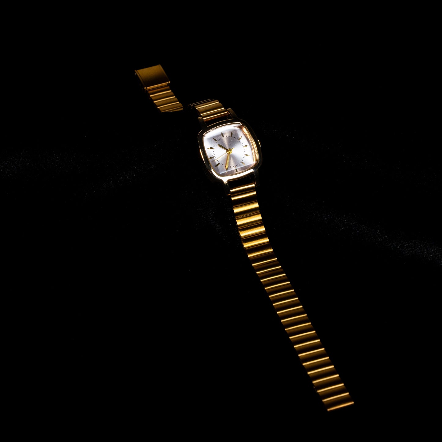 Metal Bilezikli Kare Kasa Kadın Saat