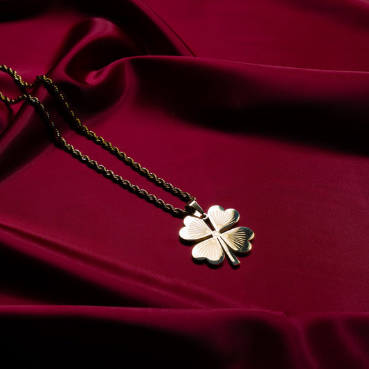 Yonca Figürlü Çelik Kolye