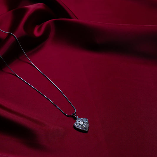 Kalkan Formlu Yıldız Detaylı İnce Zincir Kolye