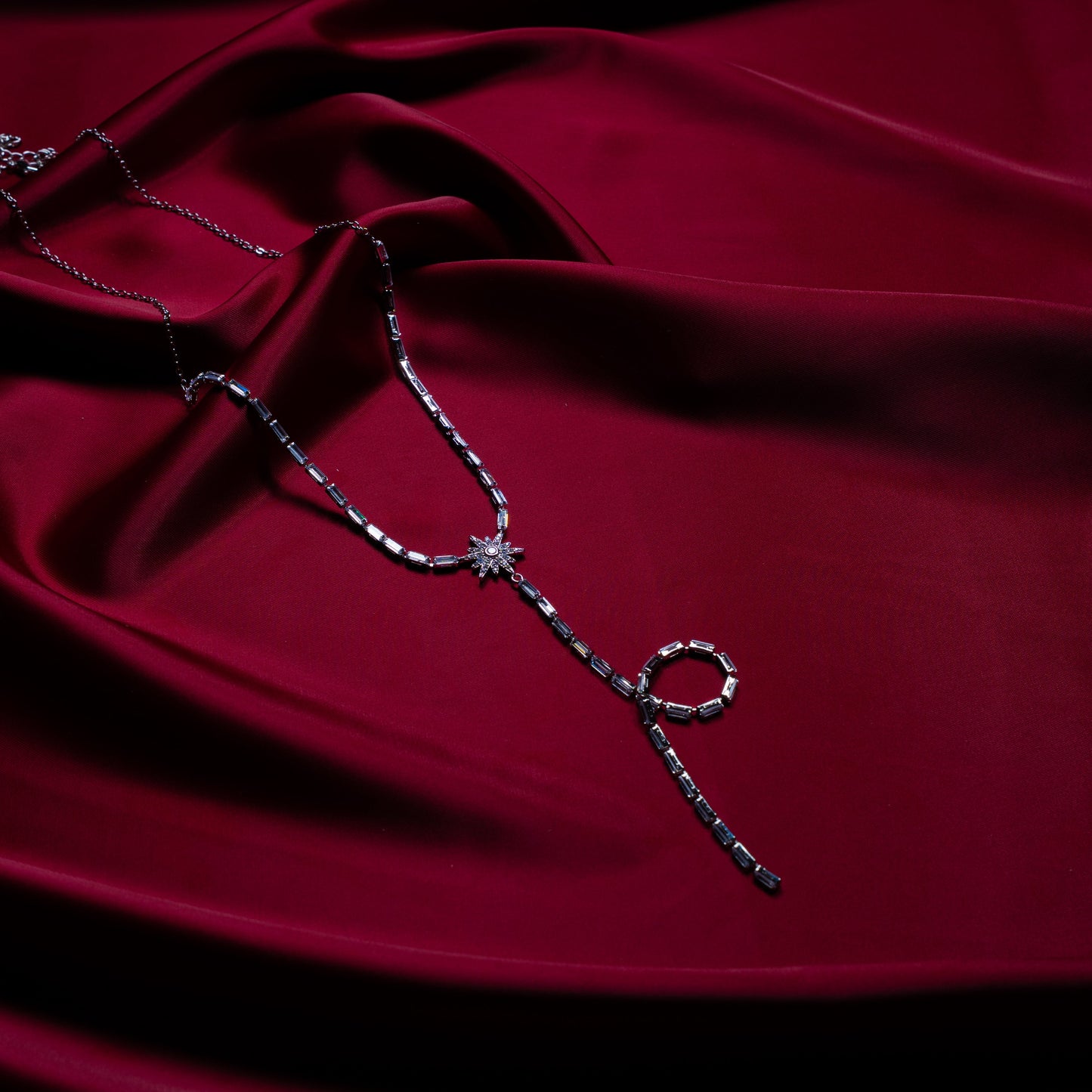 Geometrik Zincir Detaylı Uzun Kolye