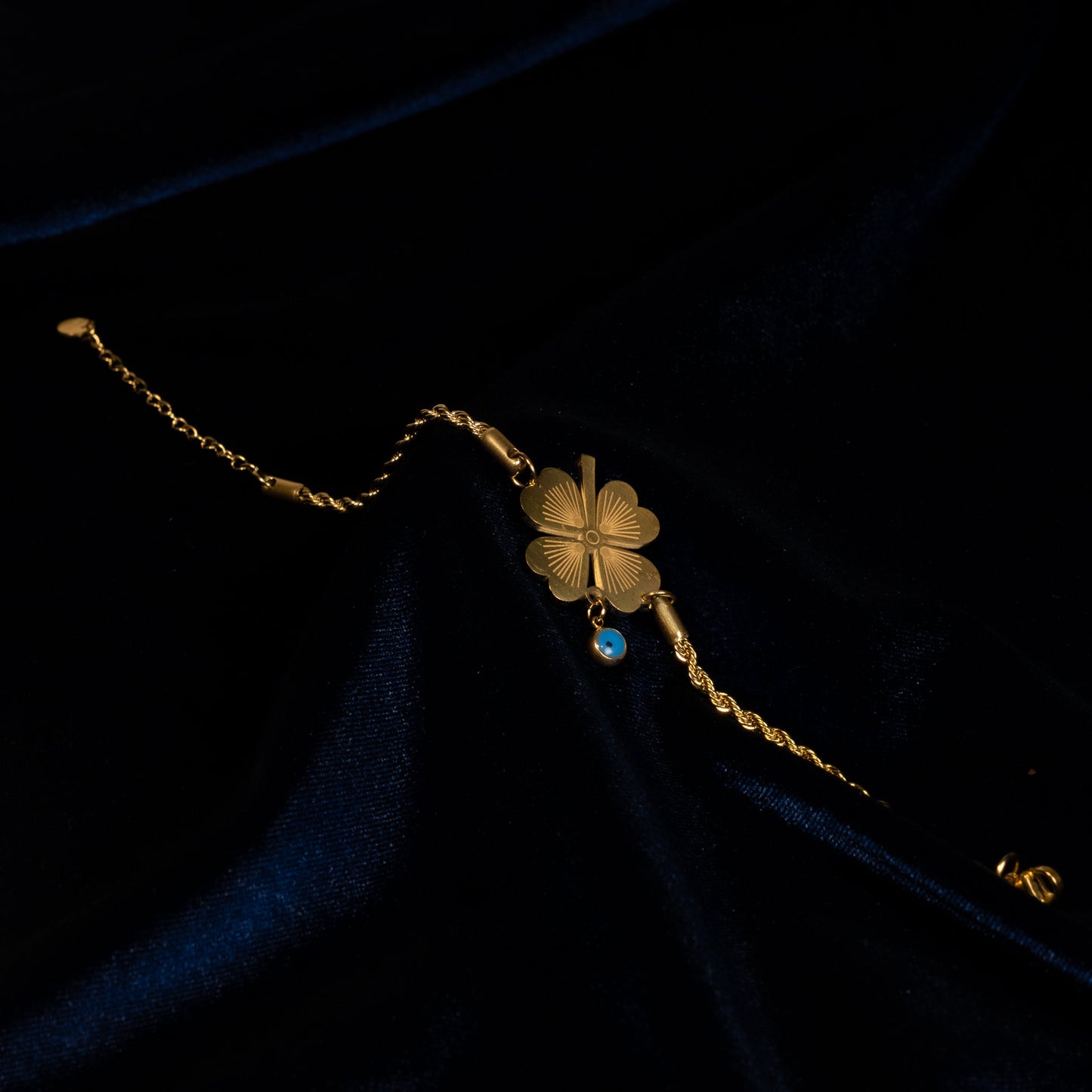 Çiçek Figürlü Nazar Detaylı Zincir Bileklik