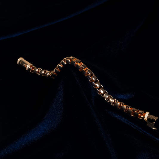 Gold Tonlu Kare Form Zincir Bileklik