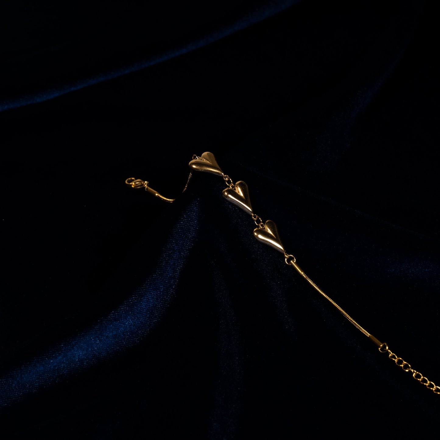 Gold Tonlu Kalp Figürlü Zarif Zincir Bileklik