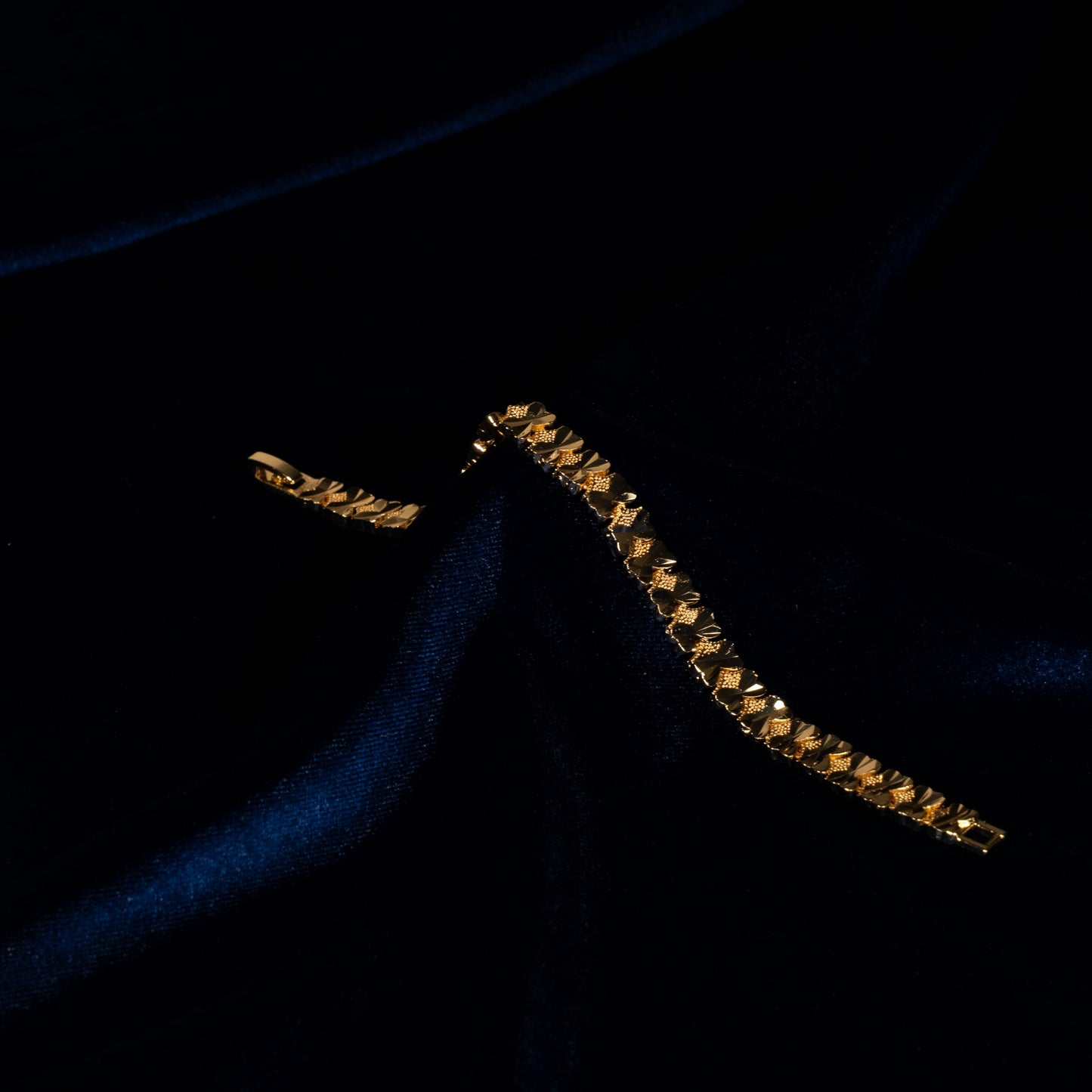 Gold Tonlu Desenli Zincir Bileklik