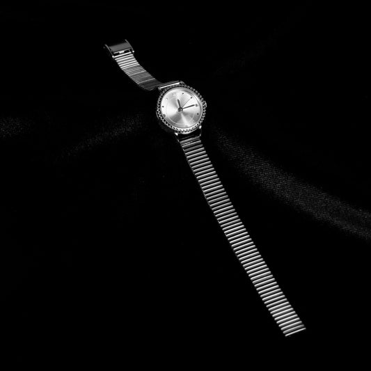 Taş Detaylı Yuvarlak Kasa Şık Metal Saat