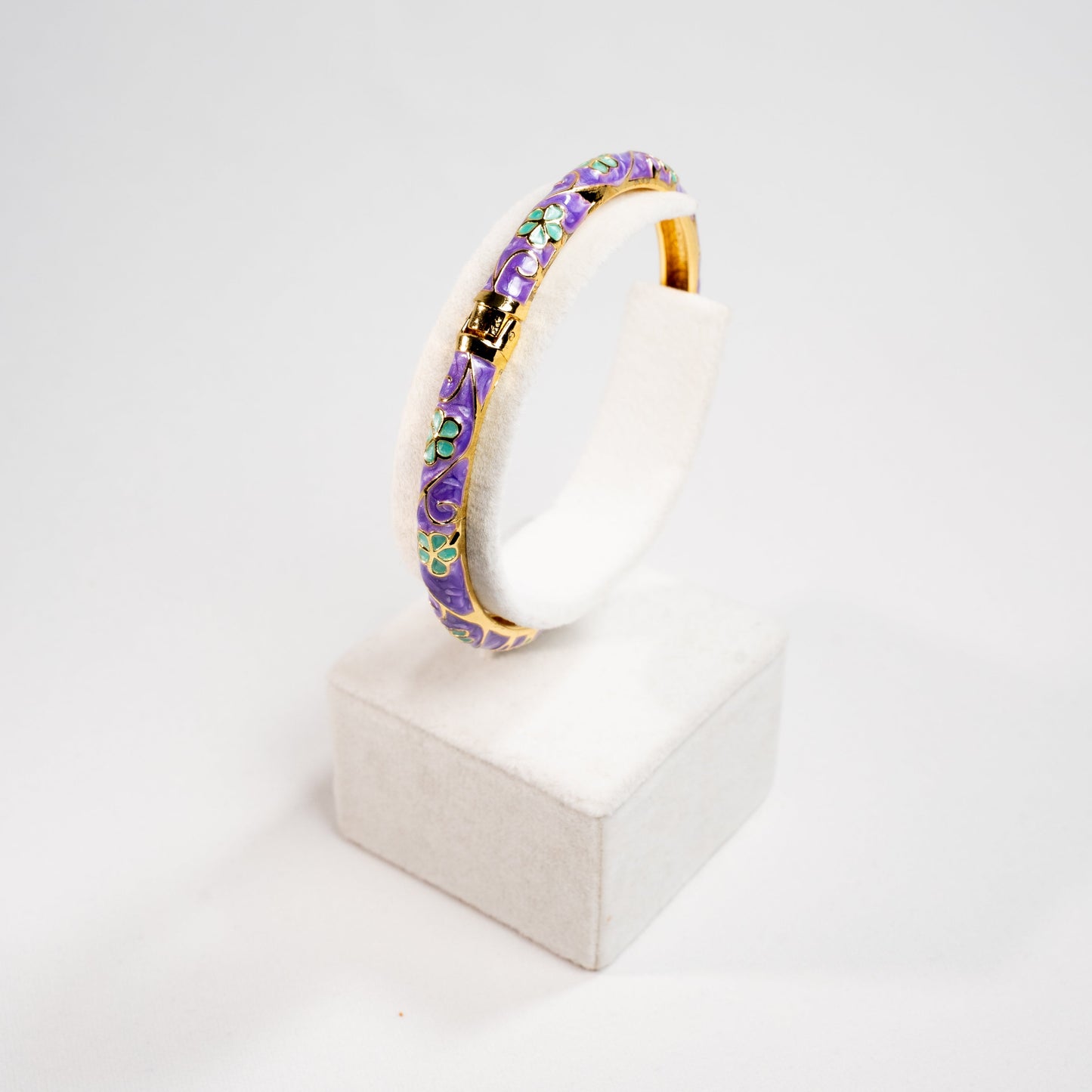 Çiçek Motifli Mor Mineli Kapalı Bileklik