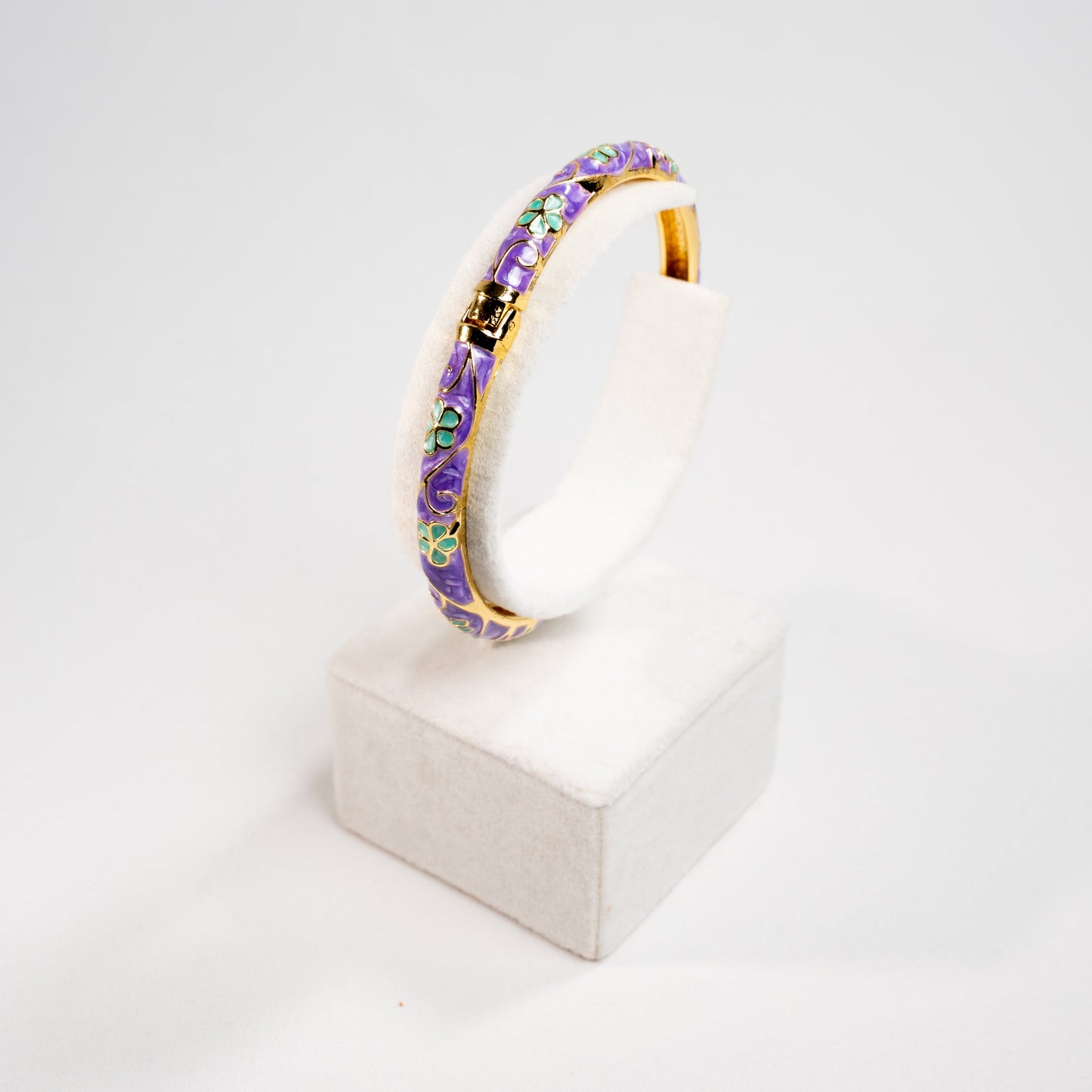 Mor Mineli Çiçek Desenli Kapalı Bileklik