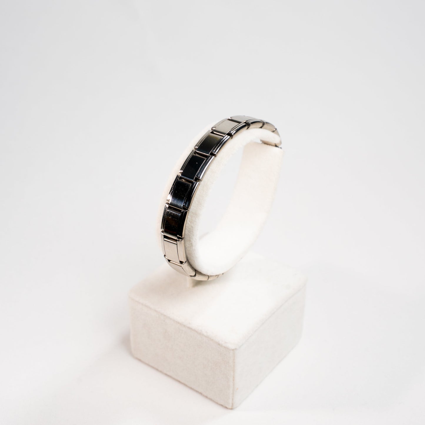 Gümüş Renk Metal Detaylı Kapalı Bileklik