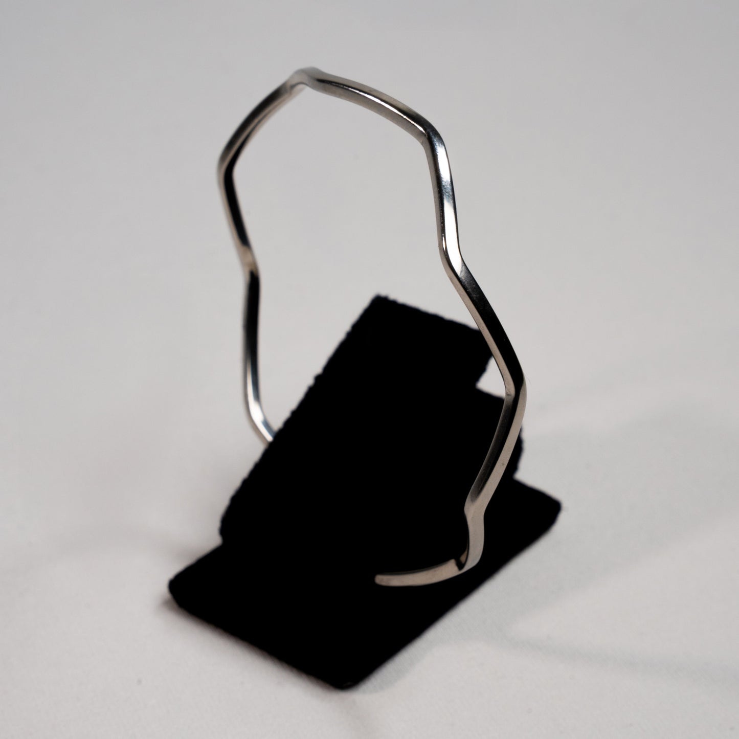 Minimal Form Gümüş Kapalı Bileklik