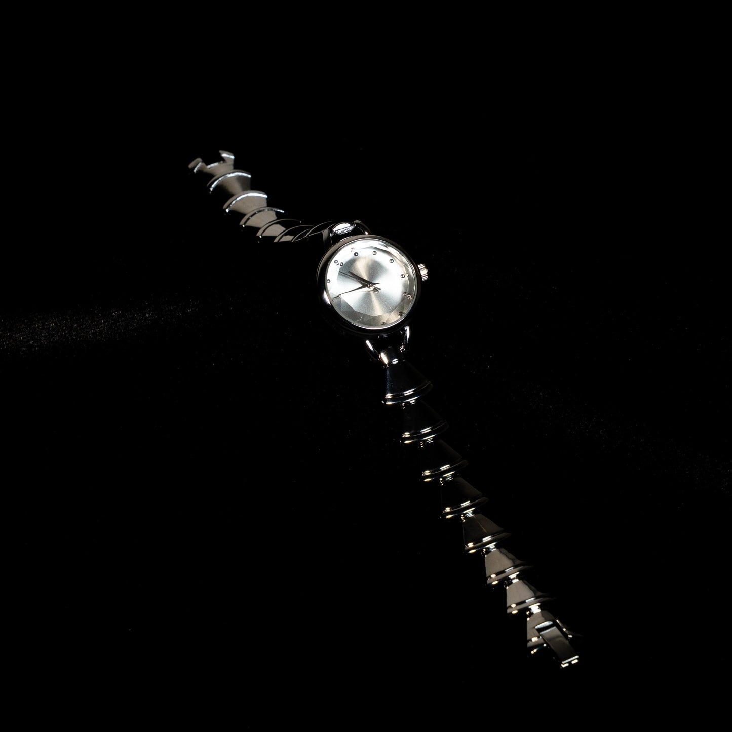 Gümüş Tonlu Minimal Yuvarlak Kasa Kadın Saat