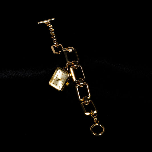 Zincir Detaylı Kare Kasa Altın Tonlu Kadın Saat