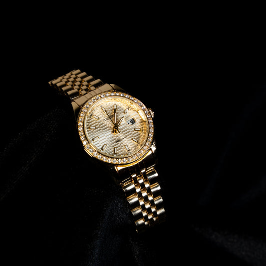 Altın Tonlu Taş Çerçeveli Desenli Kadran Kadın Saat